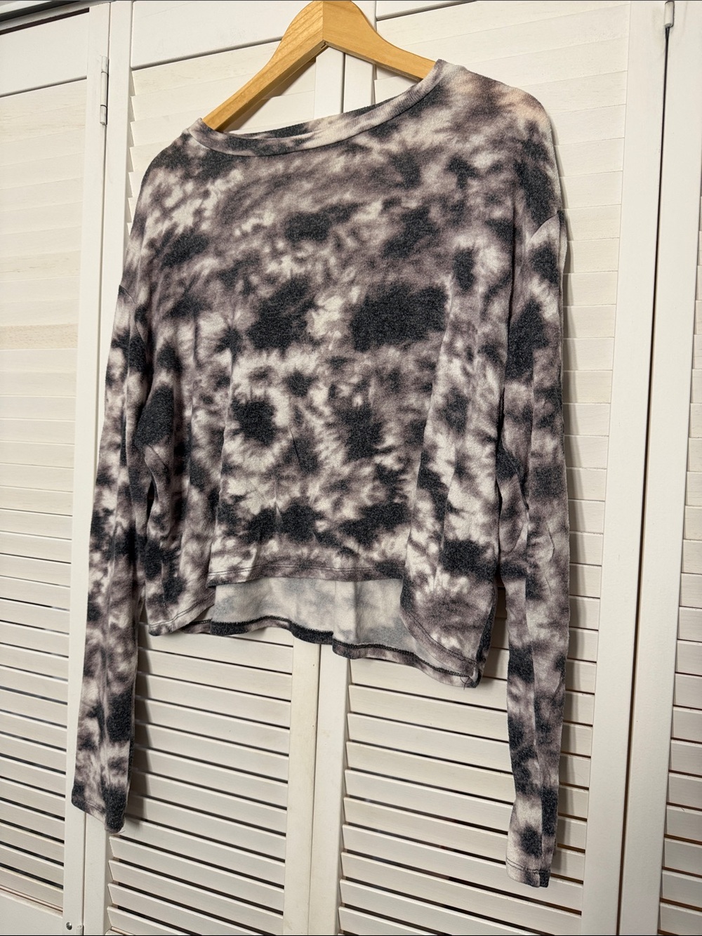 Womens Tie-Dye Long Sleeve Pullover Top - Black & White